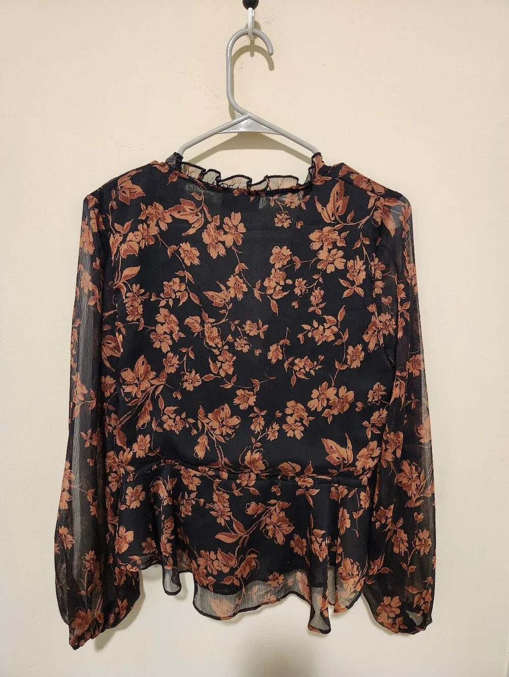 Like New Vici Frosted Cranberry Floral Peplum Blouse Size M - Picture 6 of 9